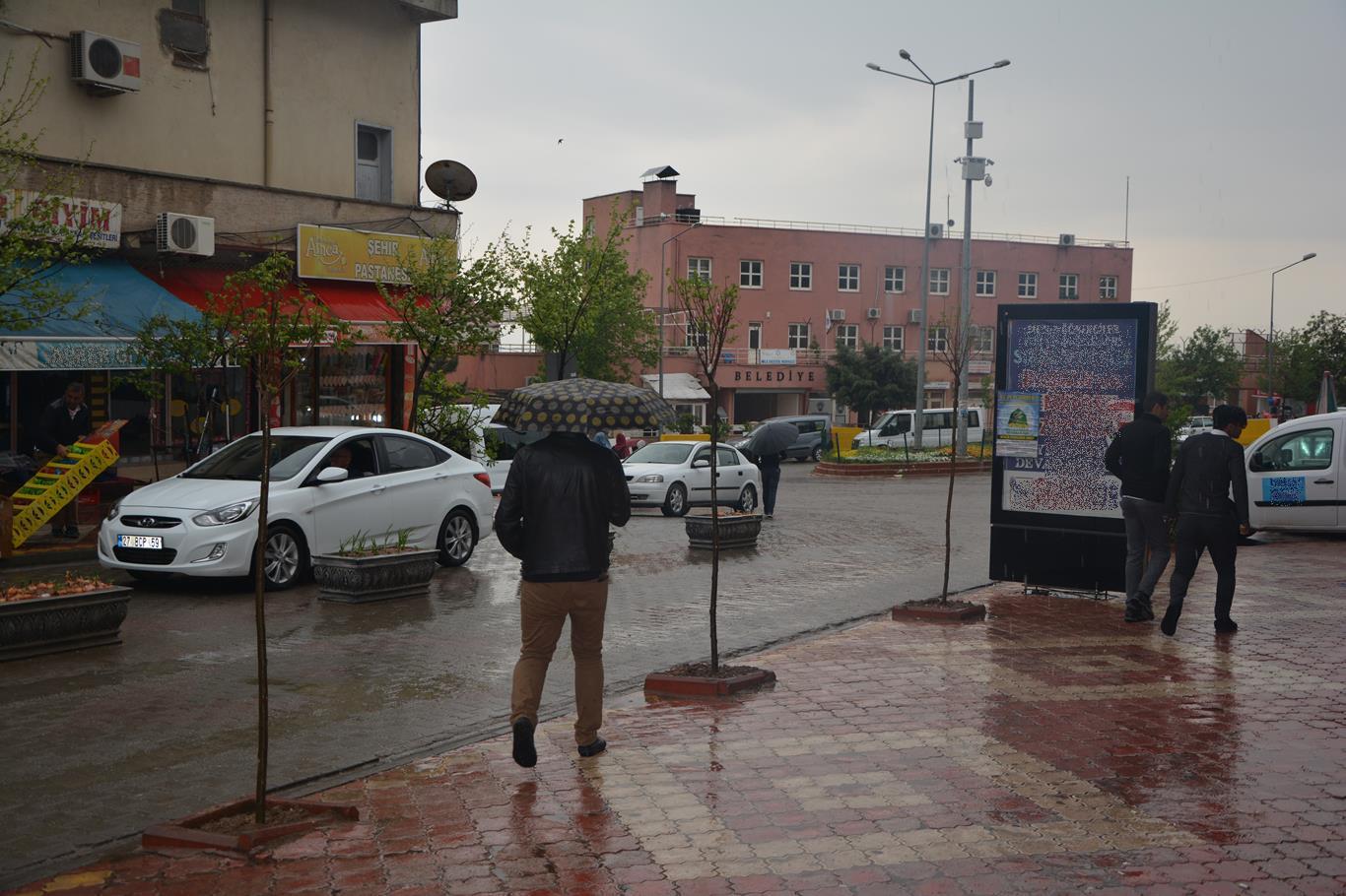 Kozluk'taki sağanak yağış vatandaşların yüzünü güldürdü